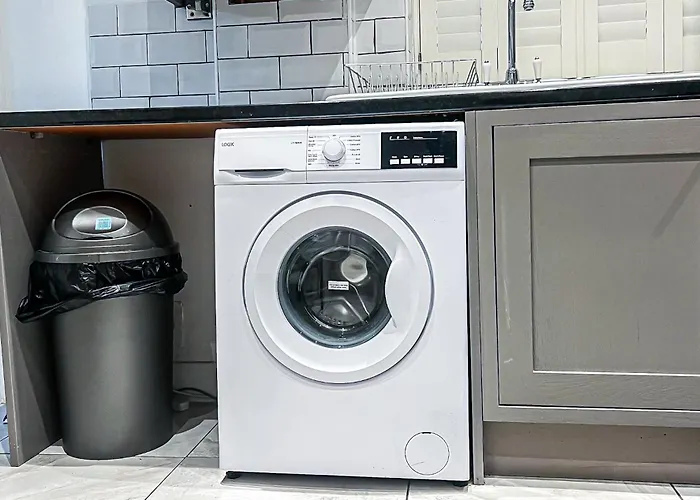Stylish 3 Bed Flat With Garden
